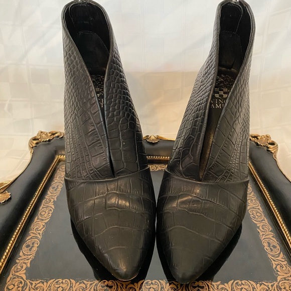 Vince Camuto Crock Embossed,Leather Ankle VFront boots,Zipper, 3.5”heels,Size 7M - Picture 7 of 17